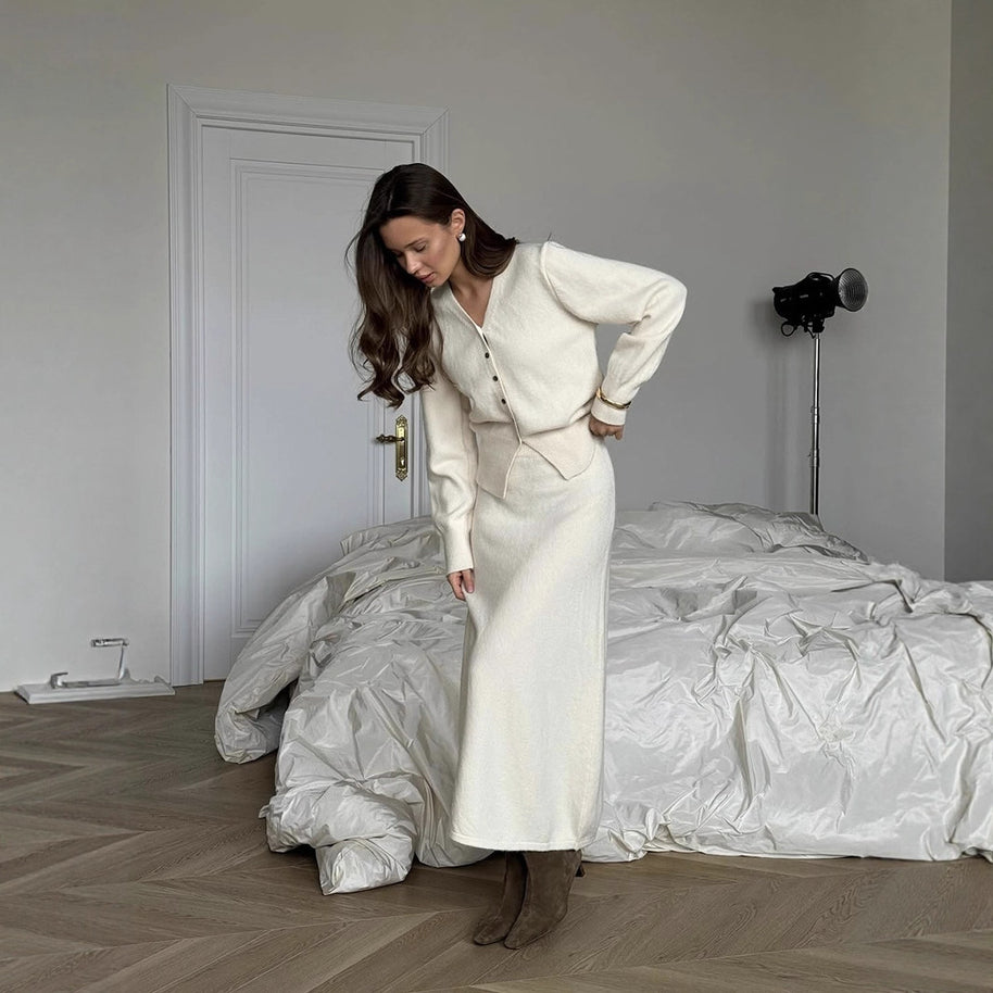 Damen Strickensemble mit klassischem V-Ausschnitt und Knopfdetails WW