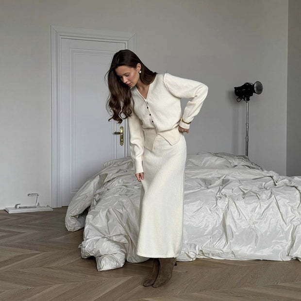 Damen Strickensemble mit klassischem V-Ausschnitt und Knopfdetails WW