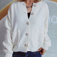 Damen Strickjacke mit dekorativen Perlenknöpfen und praktischen Taschen WW