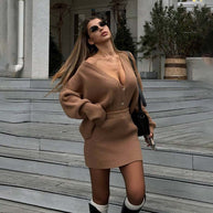 Damen Strick-Anzug mit tiefem V-Ausschnitt und Knopfdetail WW