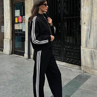 Damen Sportlicher Loungewear-Anzug mit hohem Kragen und seitlichen Streifen WW