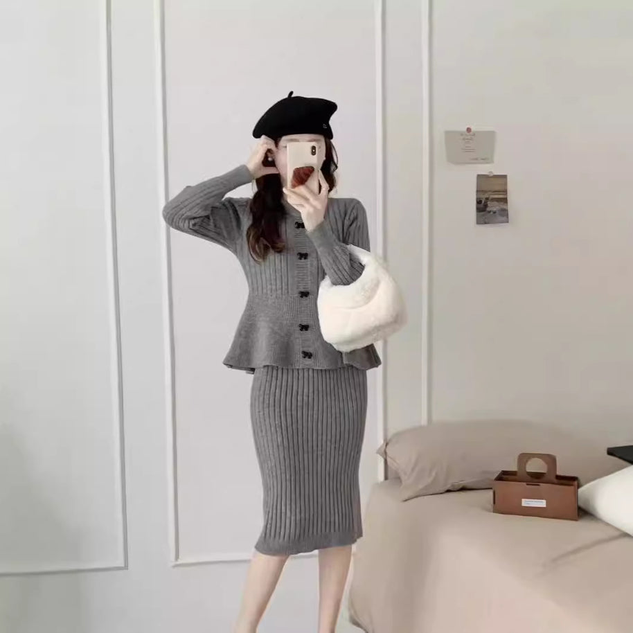 Damen Strickensemble mit elegantem Rock und feiner Knopfdetails WW