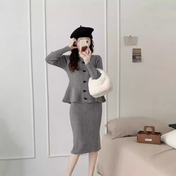 Damen Strickensemble mit elegantem Rock und feiner Knopfdetails WW