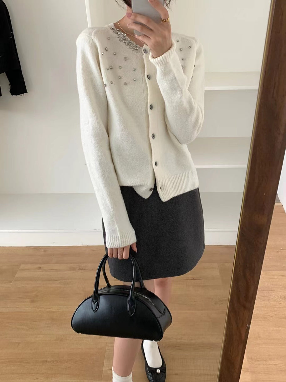 Damen Strickjacke mit eleganten Perlenapplikationen und klassischem Rundhalsausschnitt WW