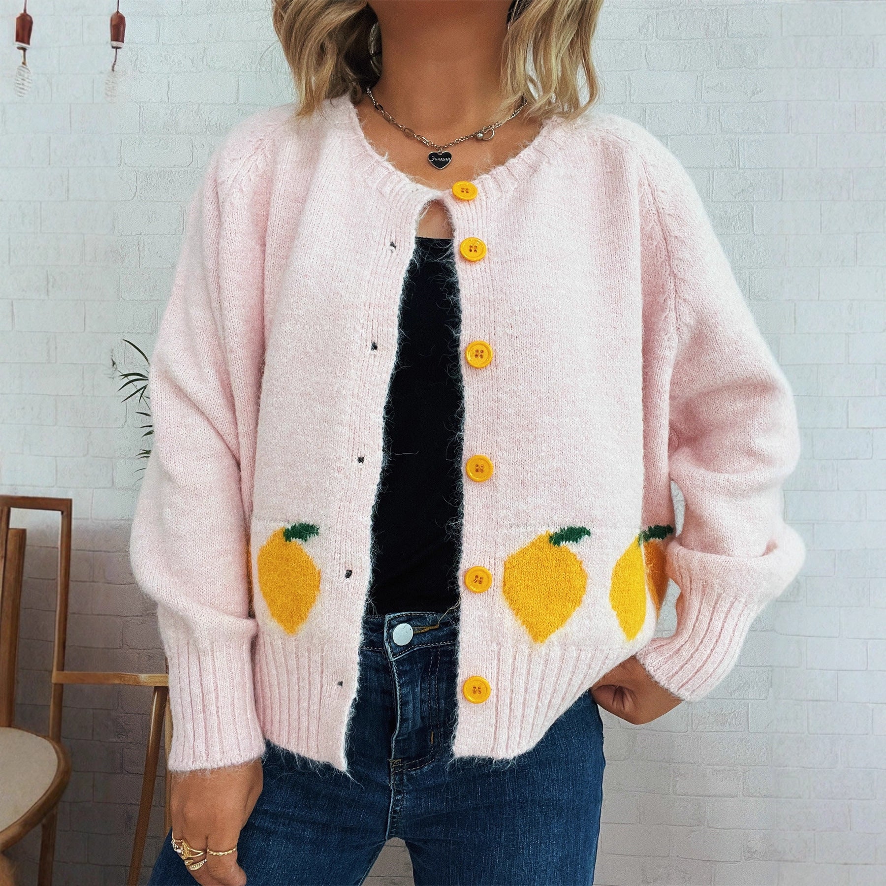 Damen Strickjacke mit fruchtigem Motiv und Knopfdetails WW