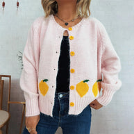 Damen Strickjacke mit fruchtigem Motiv und Knopfdetails WW