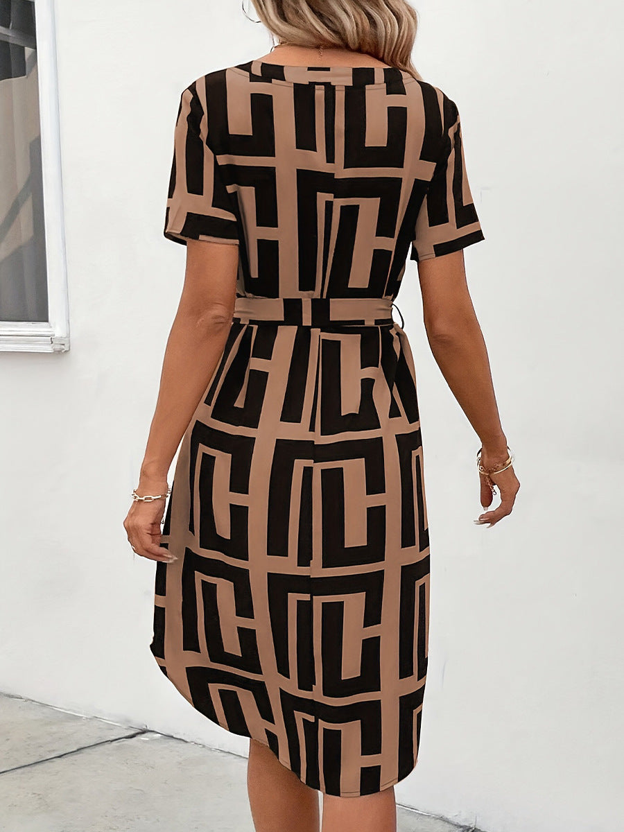 Damen Kleid mit modernem geometrischen Muster und taillierbarem Gürtel W&W Mode