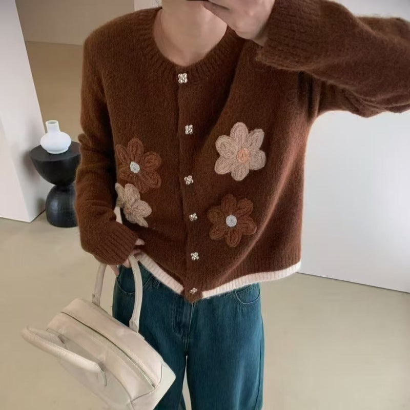 Damen Strickjacke mit floralen Applikationen und Knopfdetails WW