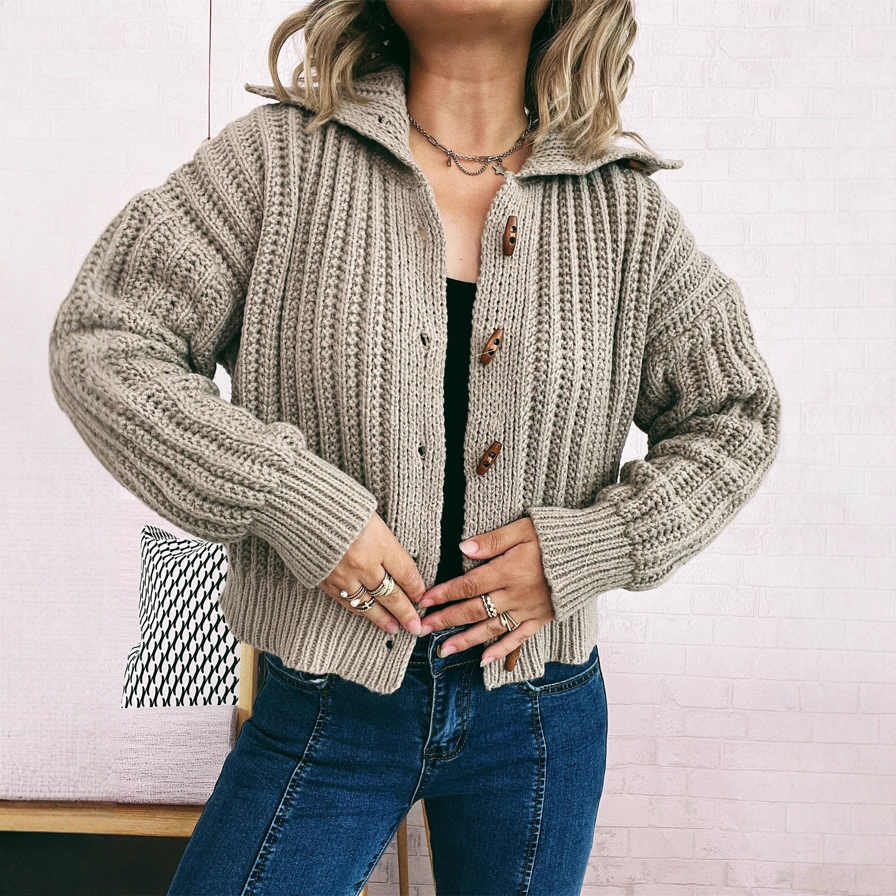 Damen Strickjacke mit dekorativen Knöpfen und strukturiertem Rippenmuster WW