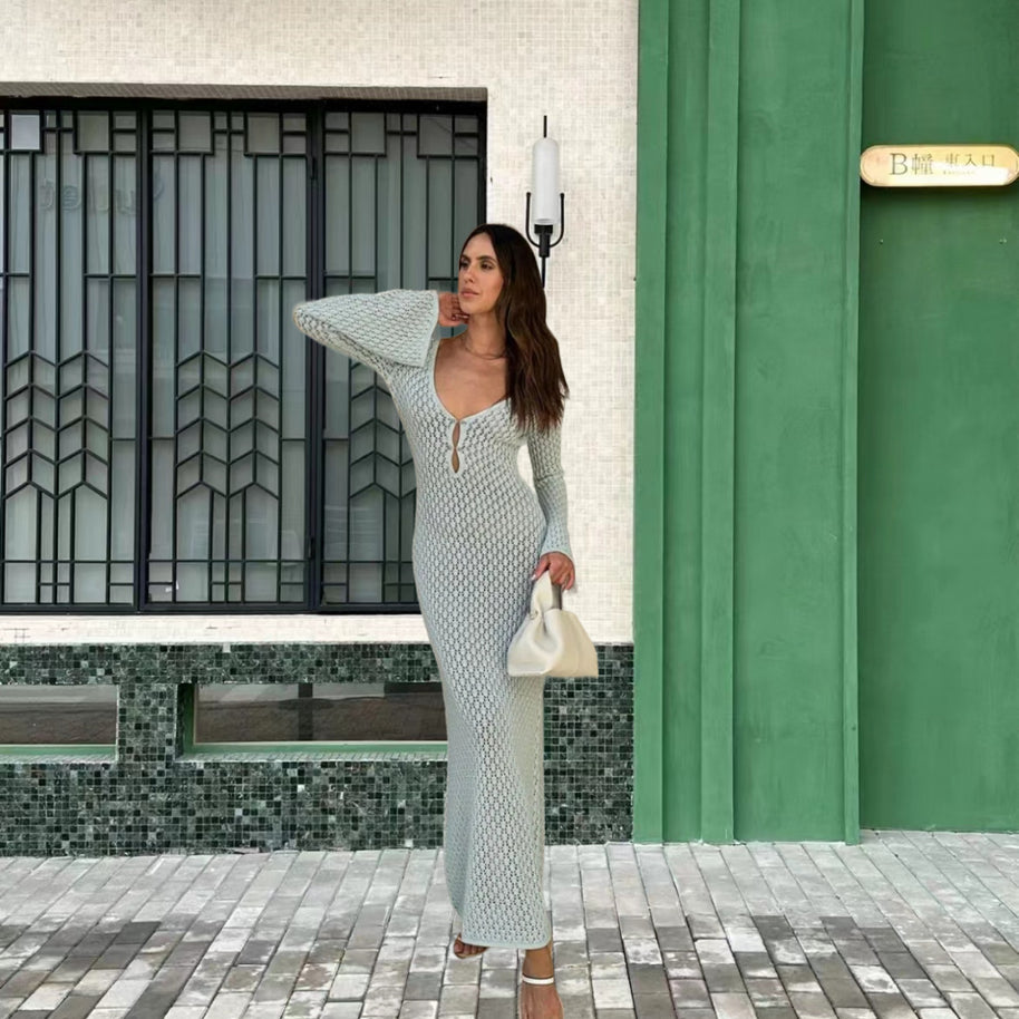 Damen Strickmaxikleid mit tiefem V-Ausschnitt und dekorativem Schlüsselbund WW