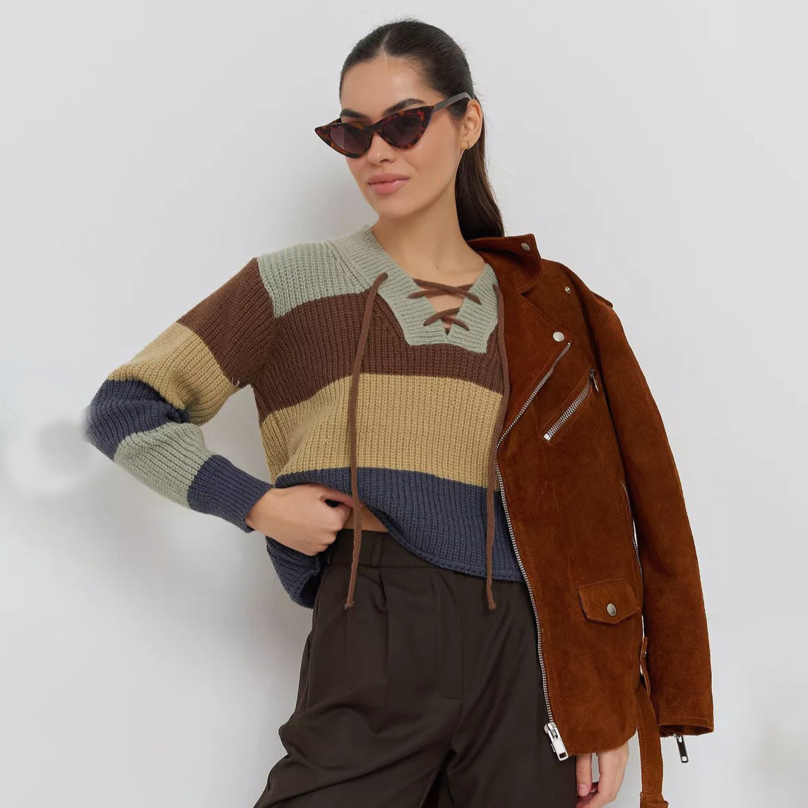 Damen Strickpullover mit lässigem V-Ausschnitt und dekorativem Schnürdetail WW