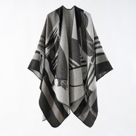 Damen eleganter Strickponcho mit kunstvollem Muster und feinen Fransen WW