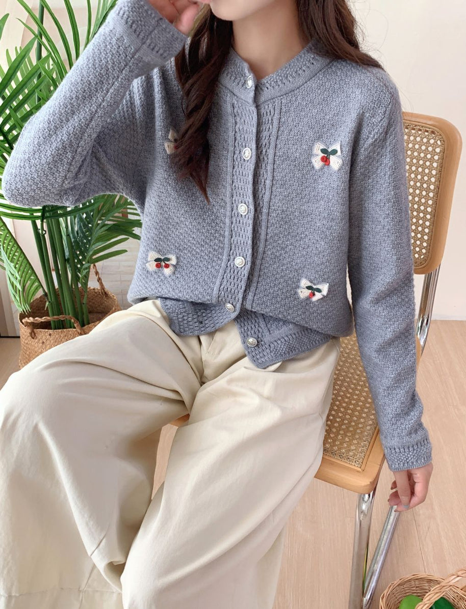 Damen Strickjacke mit dekorativen Stickereien WW