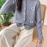 Damen Strickjacke mit dekorativen Stickereien WW