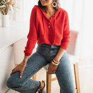 Damen cropped Kapuzenpullover mit strukturiertem Stoff und dekorativen Knöpfen WW