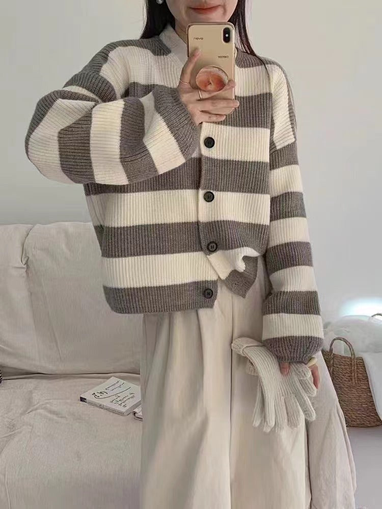 Damen Strickjacke mit Druckknopfverschluss und breiten Streifen WW