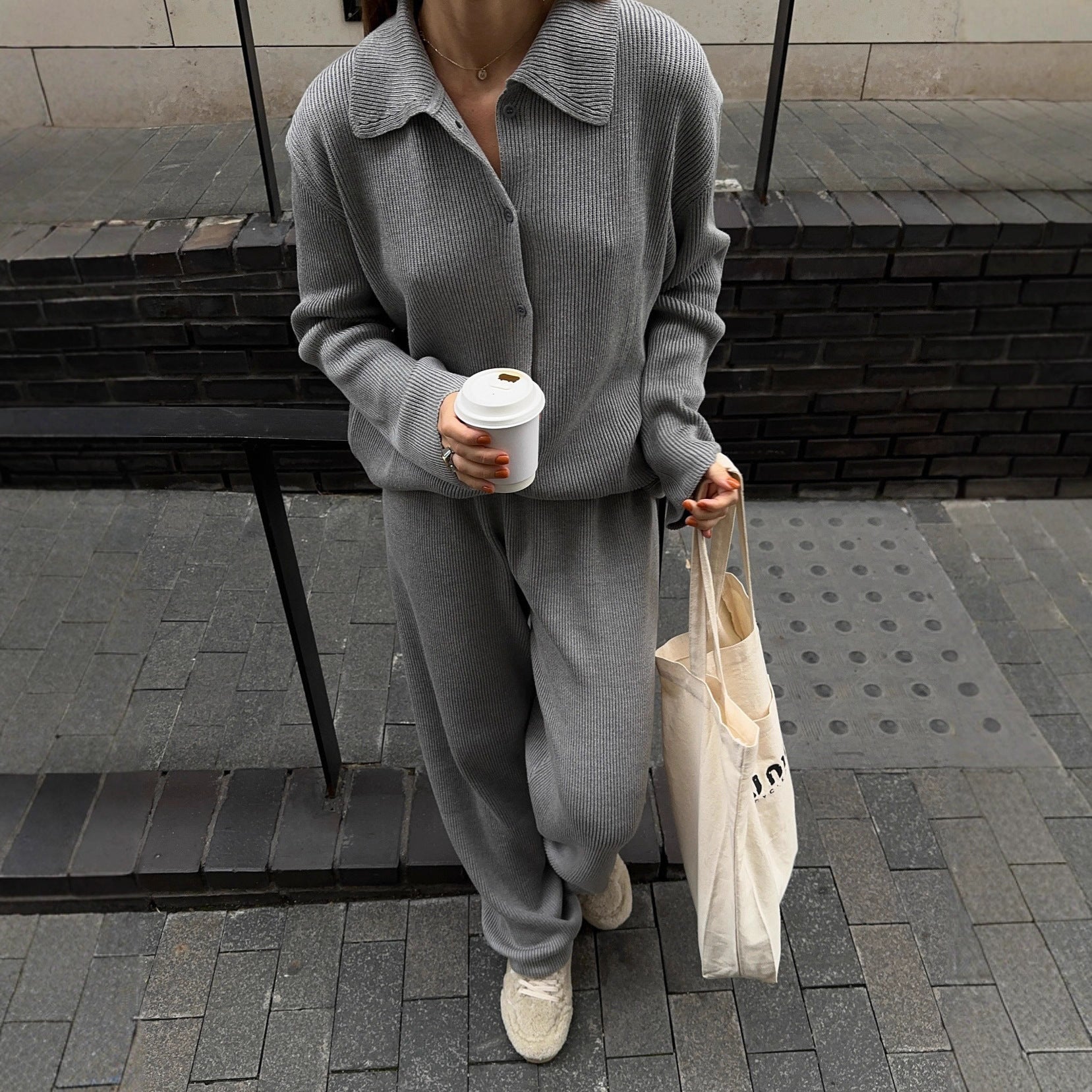 Damen Strickanzug mit modernem Kragen und lockerer Passform WW