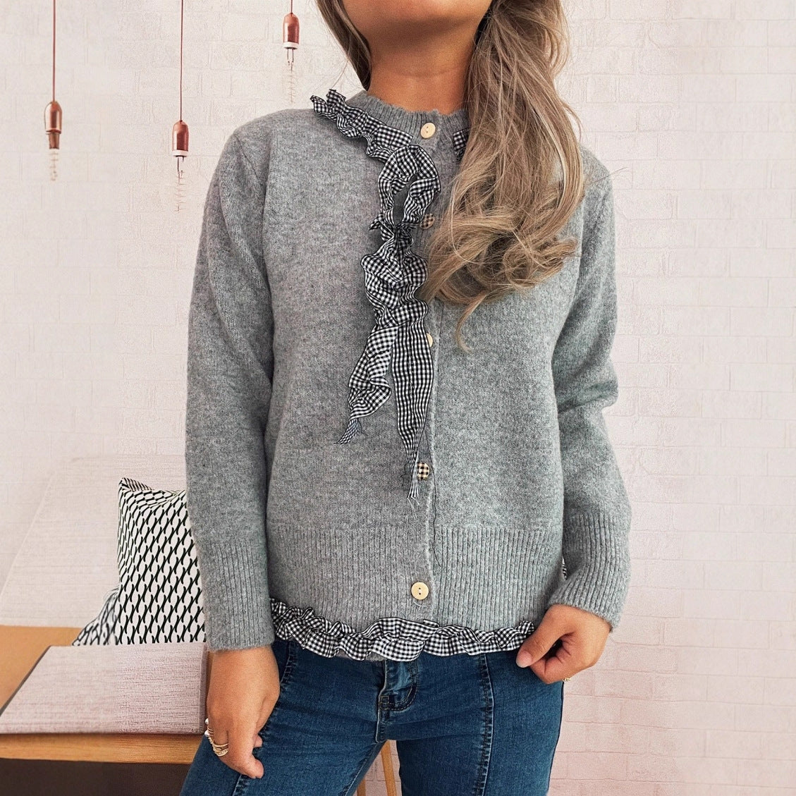 Damen Strickjacke mit romantischem Rüschenabschluss und detailverliebtem Knopfdurchzug WW