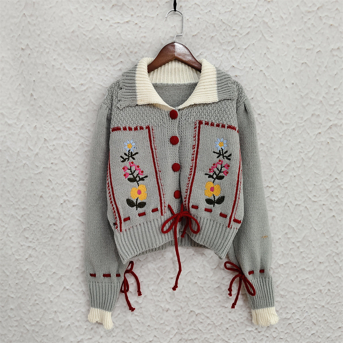 Damen Strickjacke mit floralen Stickereien und dekorativen Knöpfen WW