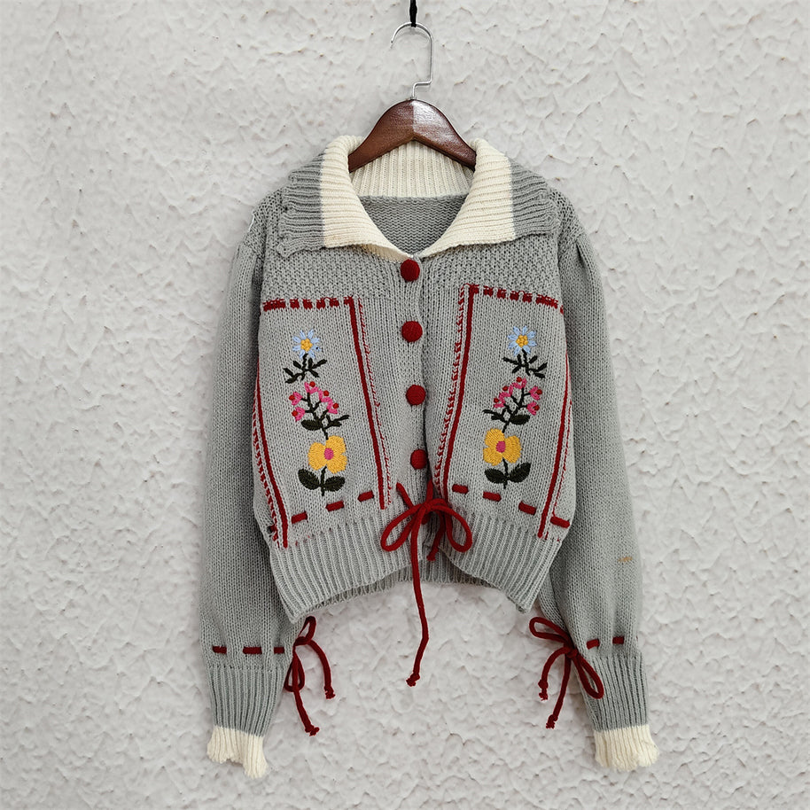 Damen Strickjacke mit floralen Stickereien und dekorativen Knöpfen WW