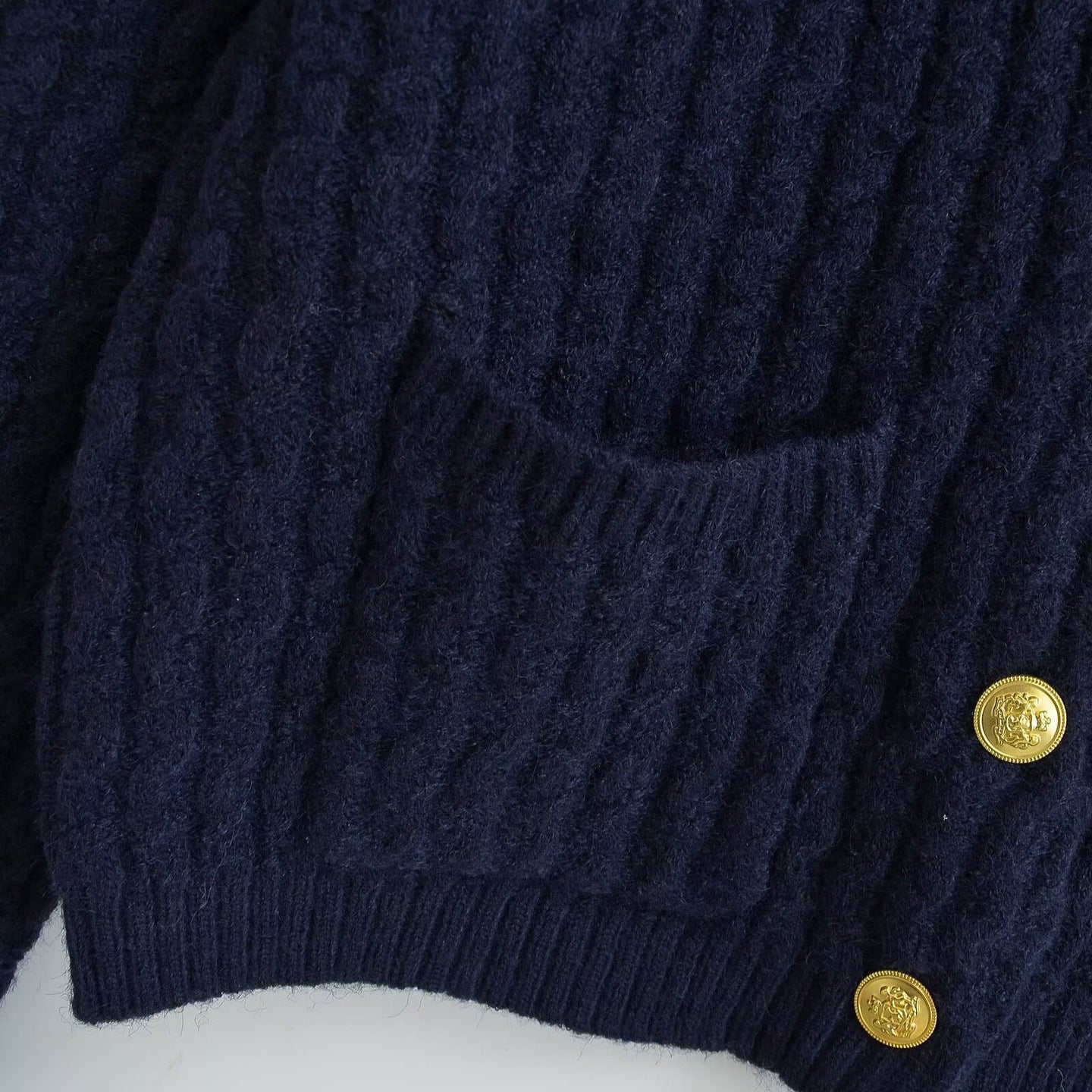 Damen Strickjacke mit strukturiertem Design und goldenen Knöpfen WW