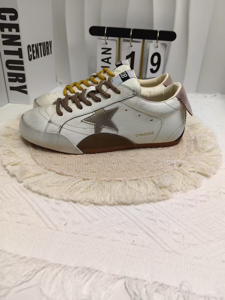 Damen Sneakers mit weichem Wildleder und modischen Details WW