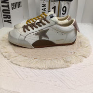 Damen Sneakers mit weichem Wildleder und modischen Details WW