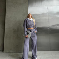Damen sportliches Ensemble mit cropped Oberteil und weiten Hosen WW