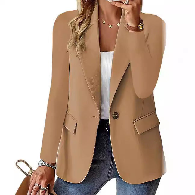 Damen modernes Blazer-Outfit mit elegantem Schnitt und klassischen Details WW