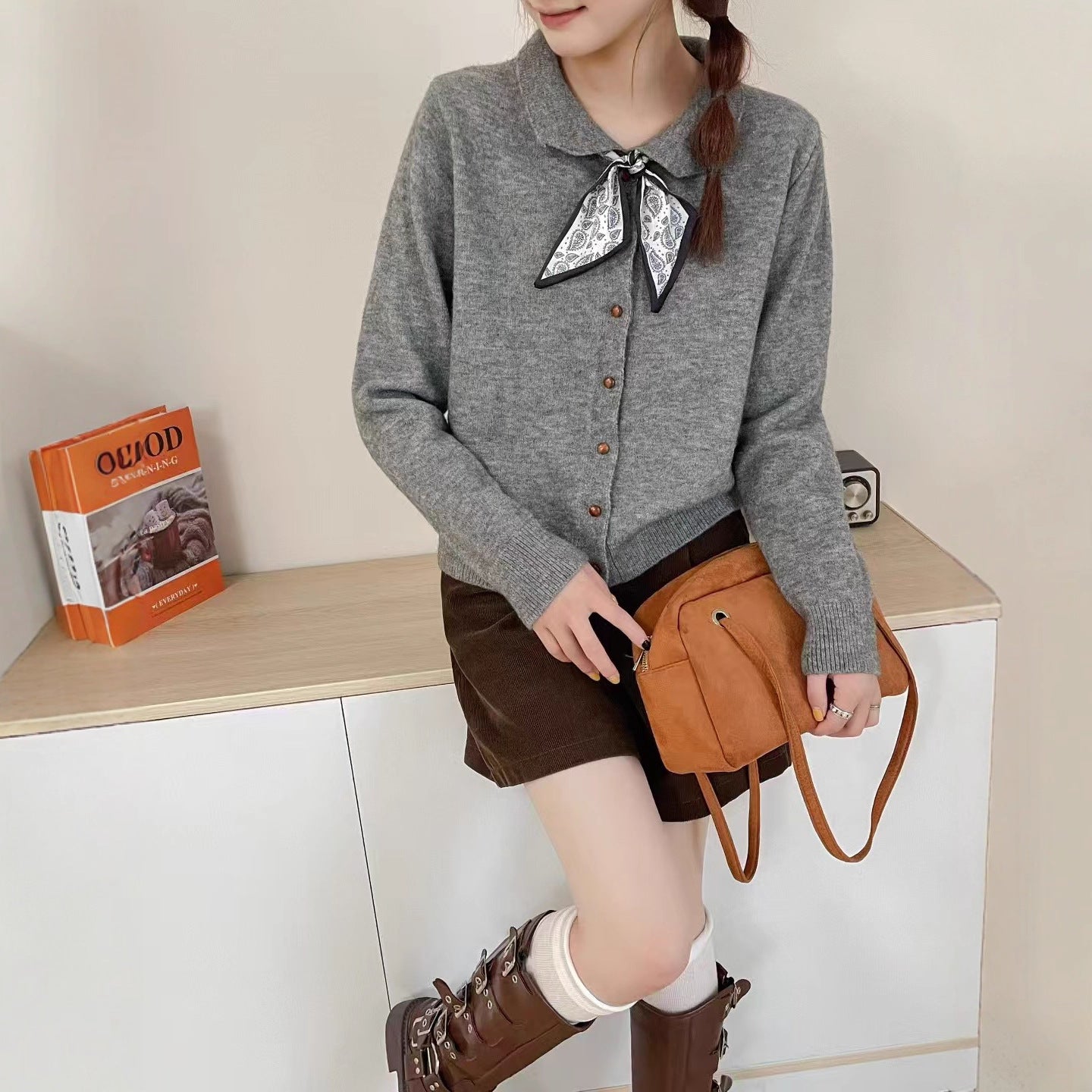 Damen Strickjacke mit dekorativem Kragen und Knöpfen WW