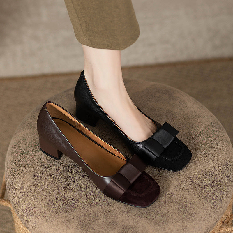 Damen Pumps mit quadratischer Zehenpartie und eleganter Schleifenverzierung WW