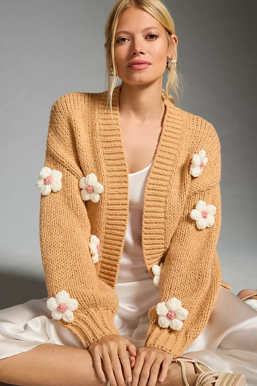 Damen Strickjacke mit Blumenapplikationen WW