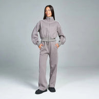 Damen sportliches Freizeit-Set mit hochgeschlossener Jacke und weit geschnittenen Hosen WW