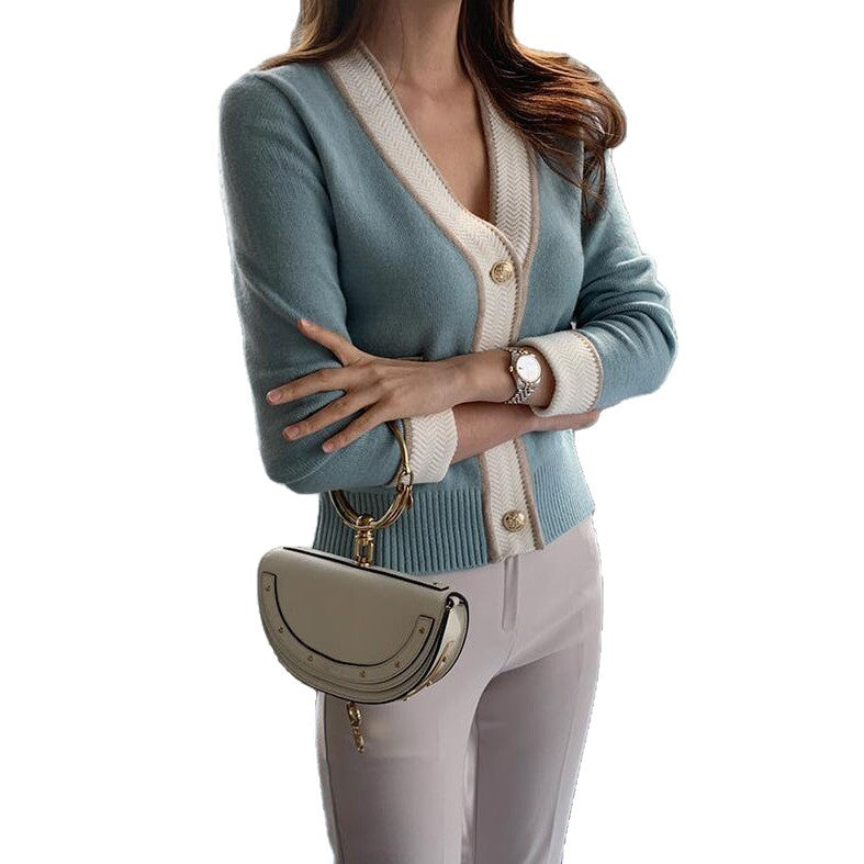 Damen Strickjacke mit elegantem V-Ausschnitt und kontrastierenden Knöpfen WW