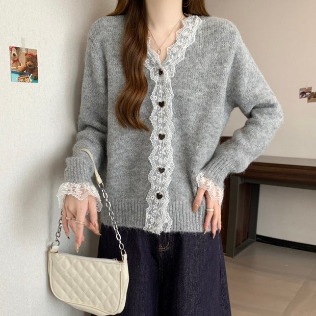 Damen Strickjacke mit Spitzenakzenten und Herzknöpfen WW