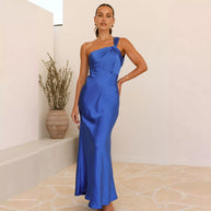 Damen elegant geschnittenes Maxikleid mit asymmetrischem Träger und fließendem Satin-Finish WW