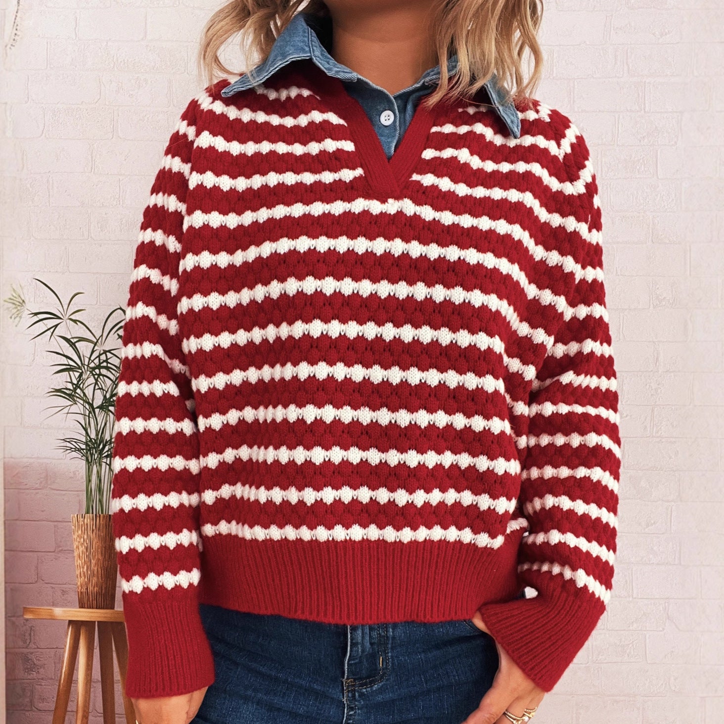 Damen Strickpullover mit tiefem V-Ausschnitt und markantem Streifenmuster WW