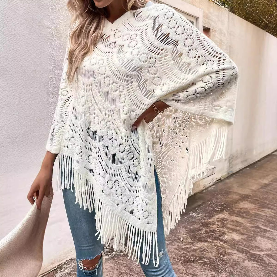 Damen Strickponcho mit auffälligem Häkelmuster und modischen Fransen WW