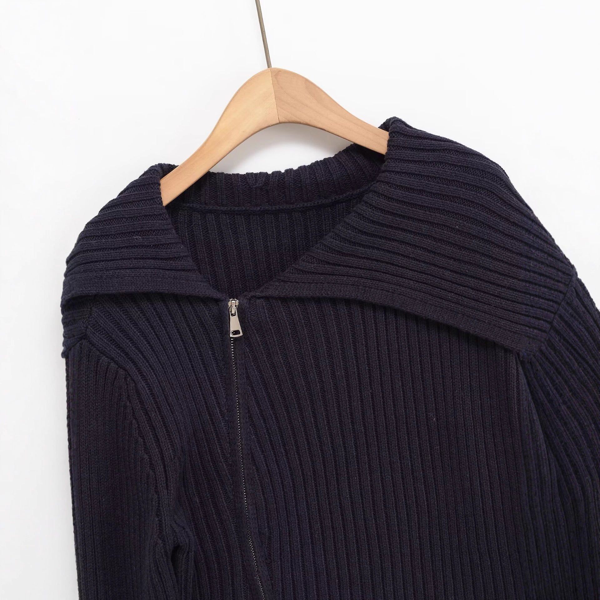 Damen Rippenstrickjacke mit großem Kragen und asymmetrischem Reißverschluss WW