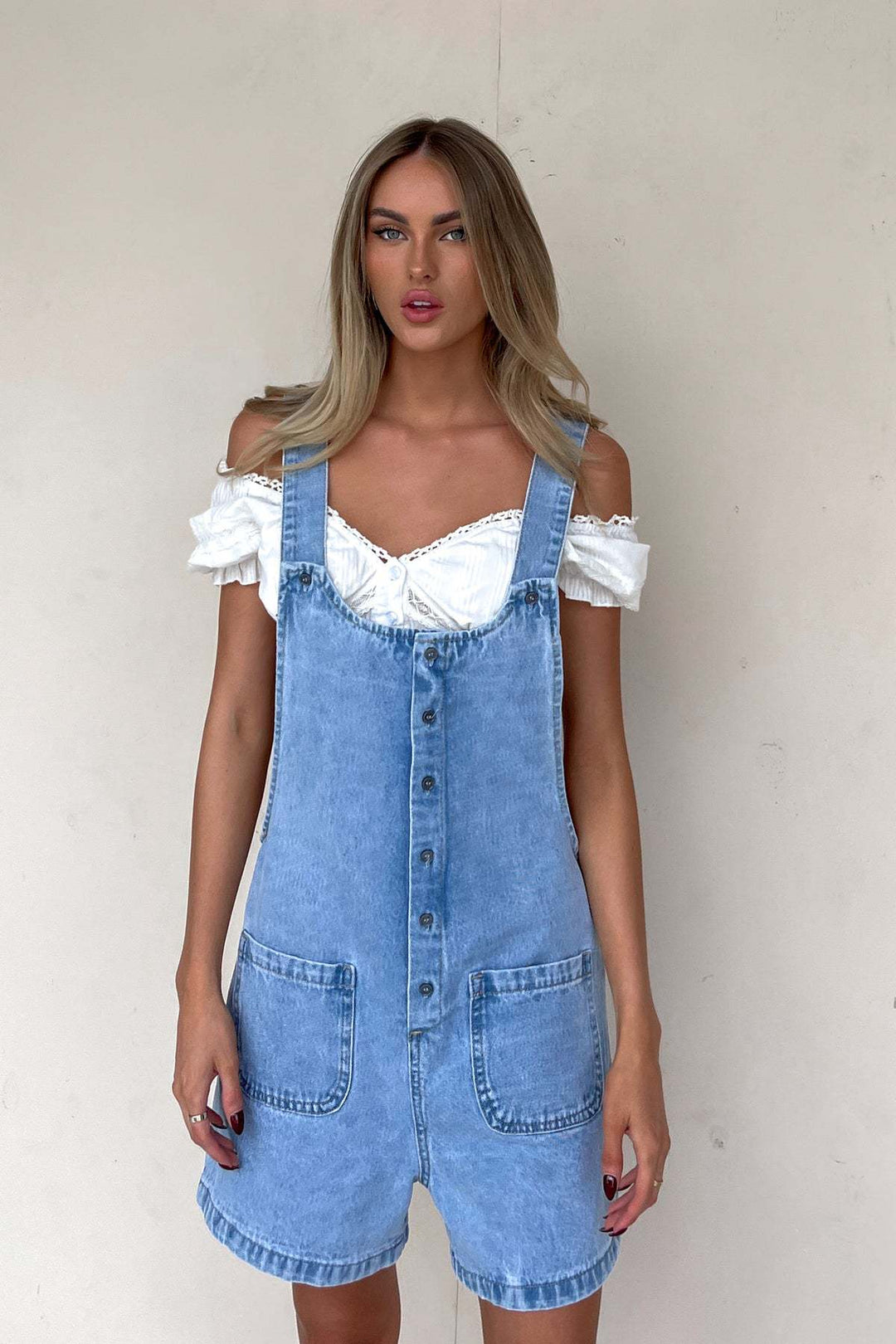 Damen Denim-Latzhose mit praktischen Taschen und knöpfbarem Design W&W Mode