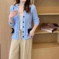 Damen Strickjacke mit dekorativen Taschen und Wellenmuster WW