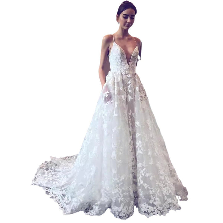 Damen Hochzeitskleid mit tiefem V-Ausschnitt und filigraner Spitze W&W Mode