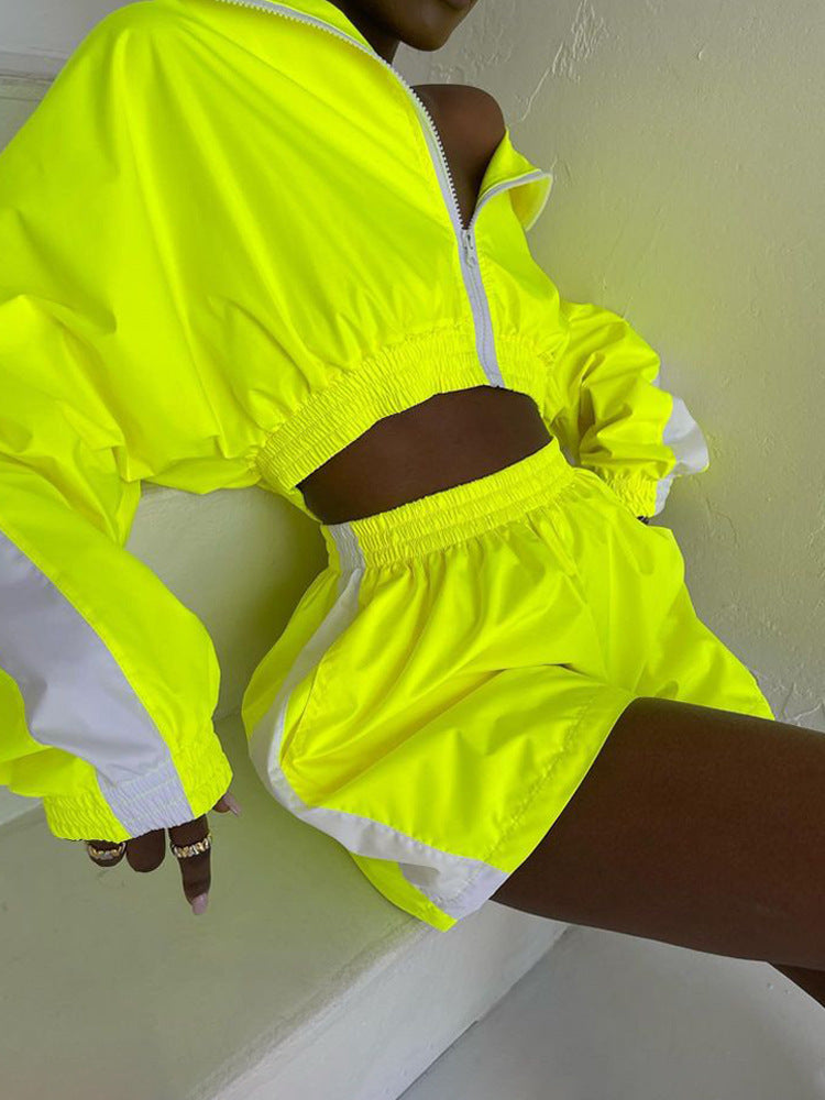Damen Sportliches Windbreaker-Set mit elastischen Shorts WW