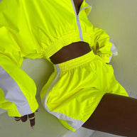 Damen Sportliches Windbreaker-Set mit elastischen Shorts WW