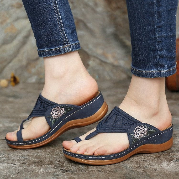 Damen Dekorative Tanga Sandalen mit gestickten Akzenten WW
