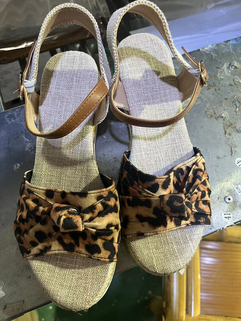 Damen Keilsandaletten mit geflochtenem detail und verstellbarem Riemen WW