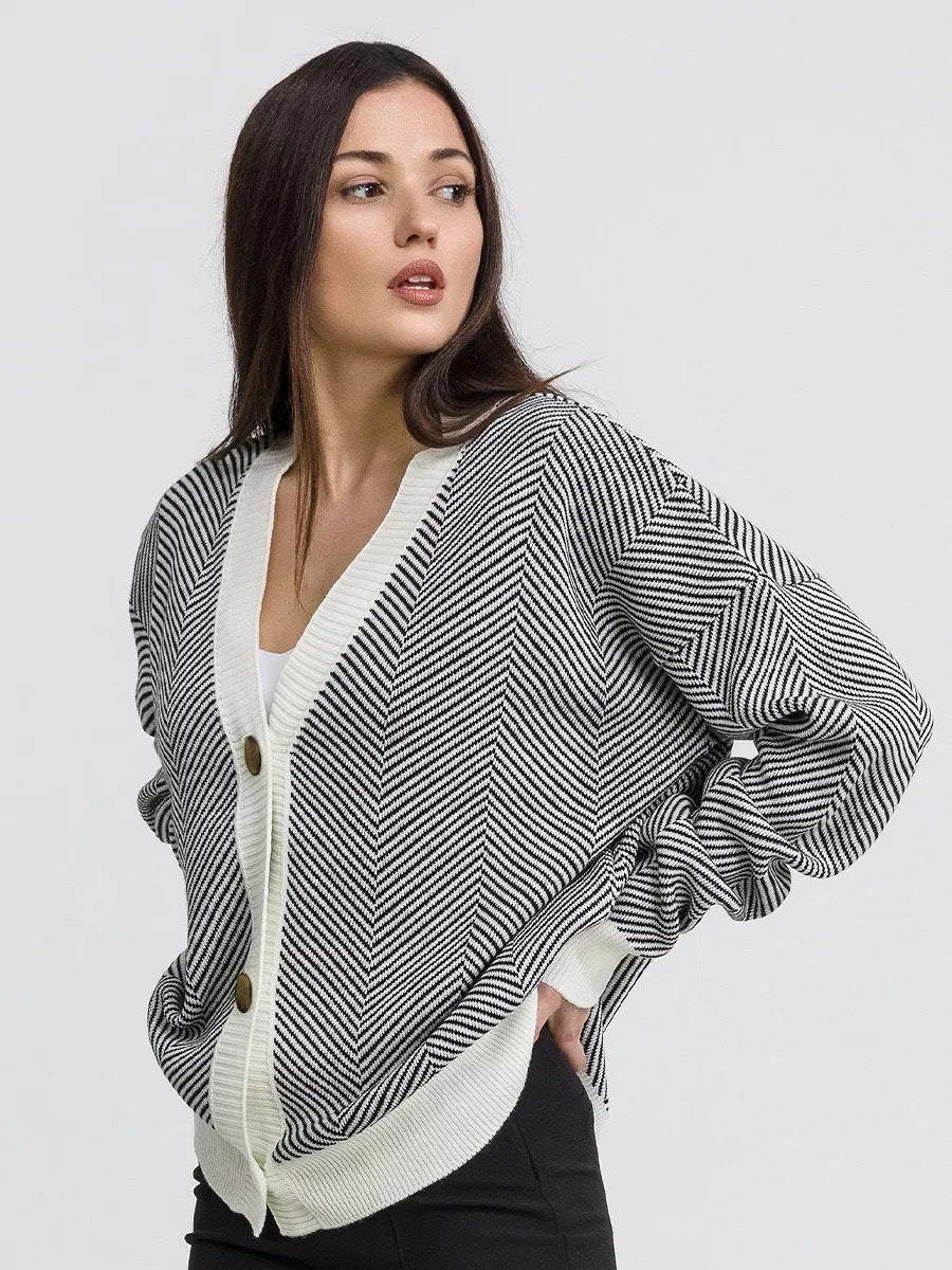 Damen Strickjacke mit Chevron-Muster und großen Knopfdetails WW