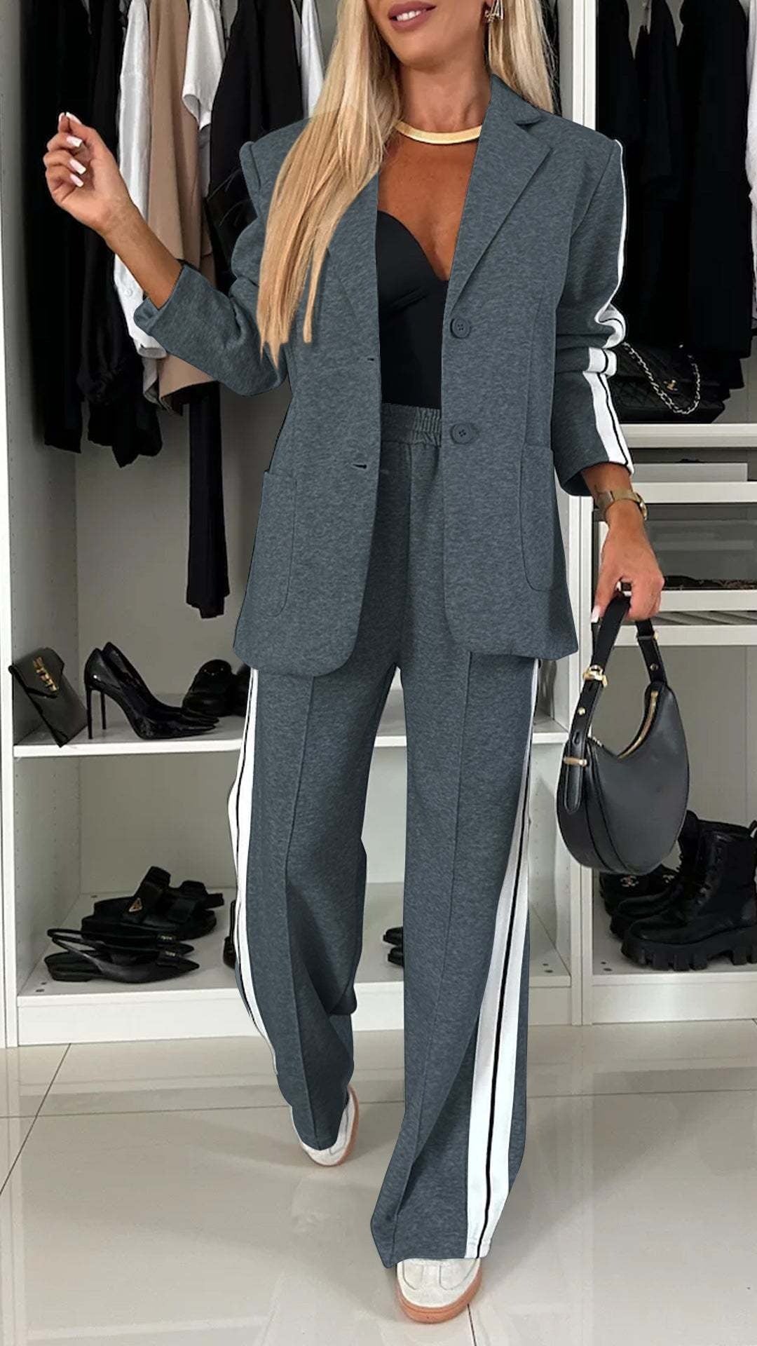 Damen Sportliches Zweiteiler-Outfit mit moderner Schnittführung und markanten Streifen WW