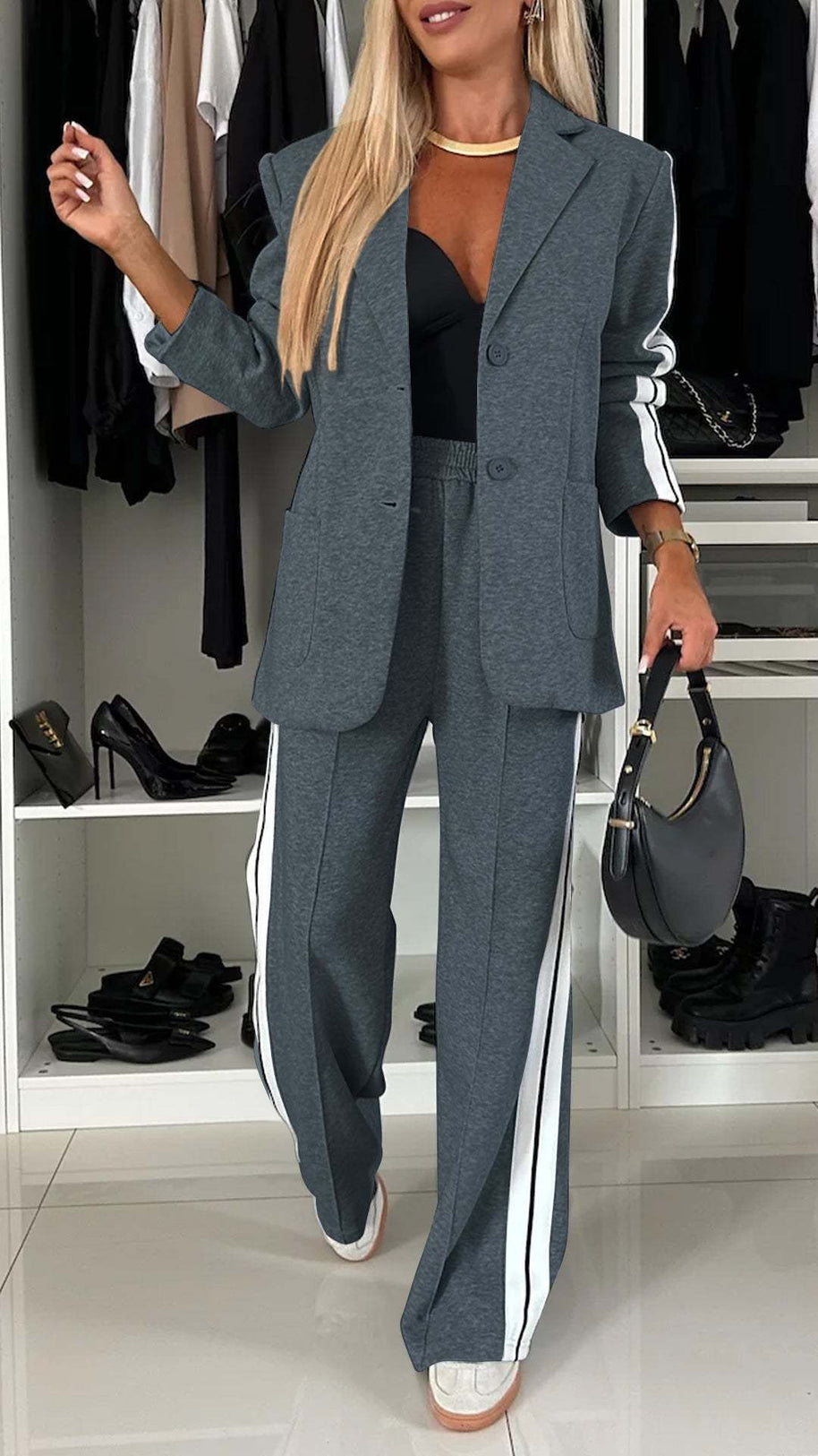 Damen Sportliches Zweiteiler-Outfit mit moderner Schnittführung und markanten Streifen WW