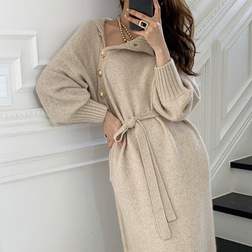 Damen Strickkleid mit hohem Kragen und dekorativen Knöpfen WW